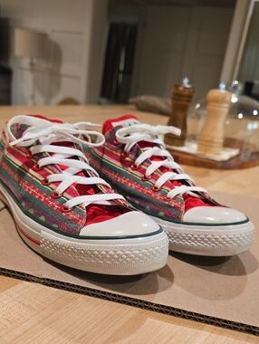 Converse All Star Women’s 10 Men's 8  CHRISTMAS Red Patterned Low-Top Sneakers